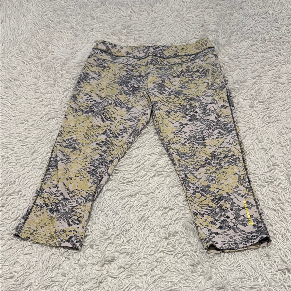Stylish Cropped Leggings with Snake Print